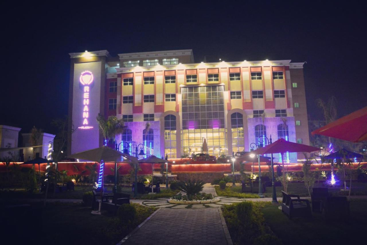 Rehana Plaza Hotel El El Cairo Exterior foto The hotel at night